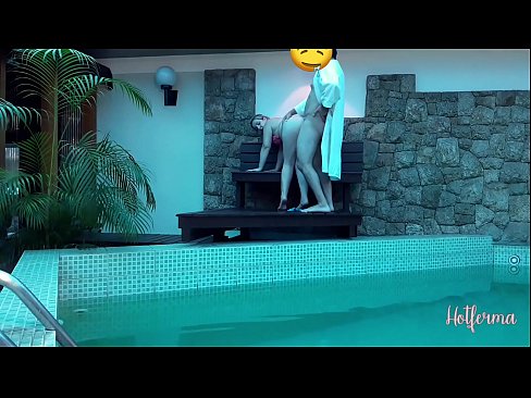❤️ Baas noeget faam nei it swimbad, mar koe net wjerstean in hot ❤️ Seksfideo by wy ﹏